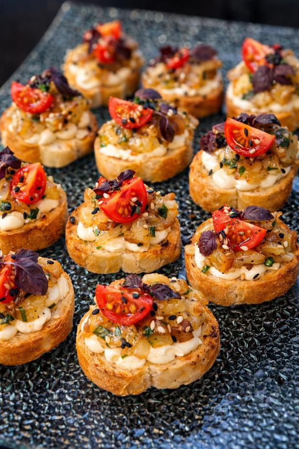 Брускетта с карамелизованным баклажаном и трюфельным мусом