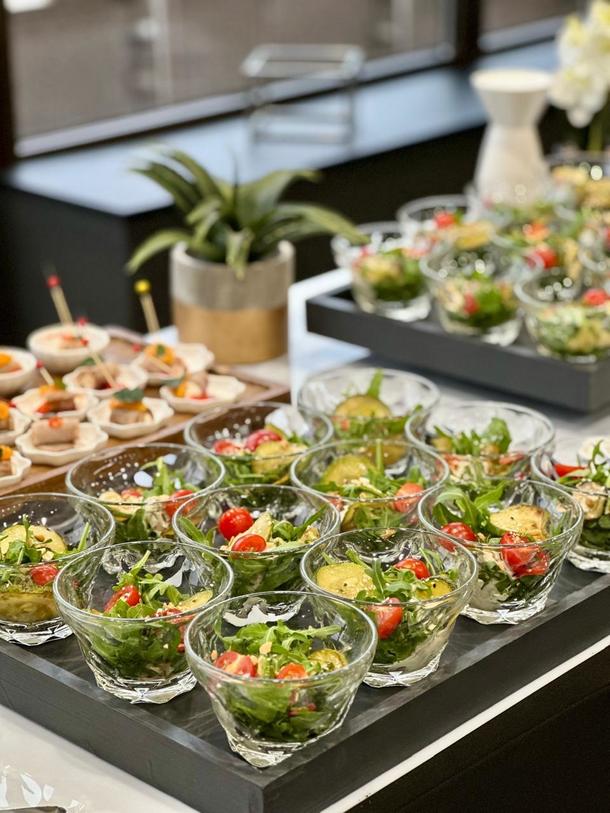 Салат из кабачков, рукколы и ореховым соусом Салат из кабачков, рукколы и ореховым соусом