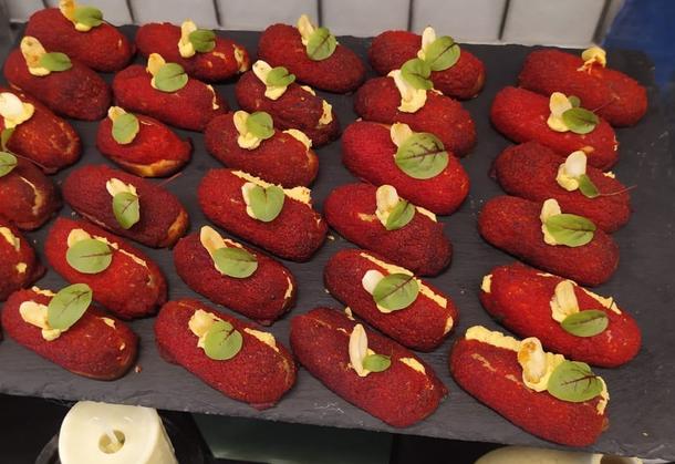 Мини-эклер с утиным паштетом с брусникой и арахисом Мини-эклер с утиным паштетом с брусникой и арахисом