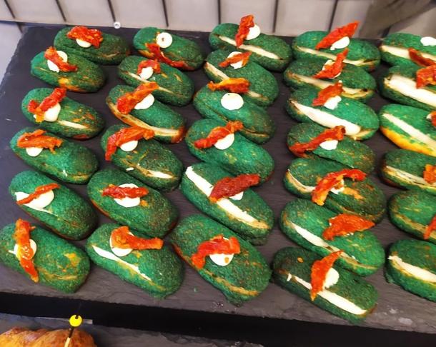 Мини-эклеры с тремя видами сыраи вялеными томатами Мини-эклеры с тремя видами сыраи вялеными томатами