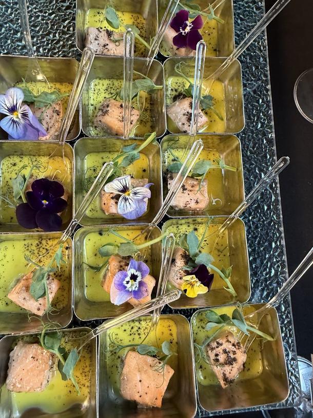 Канапе Лосось с киноа, гуакомоле и соусом понзу Канапе Лосось с киноа, гуакомоле и соусом понзу