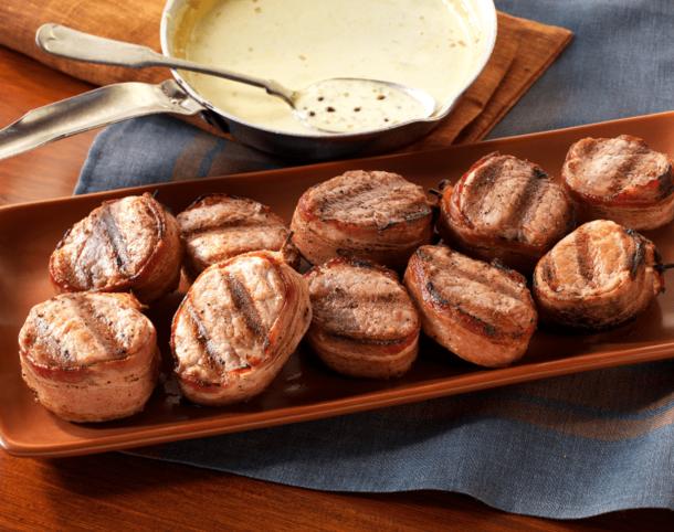 Медальоны из свиной вырезки с брусничным соусом