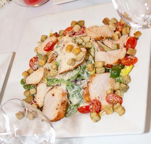 Салат Баффало с куриной грудкой гриль