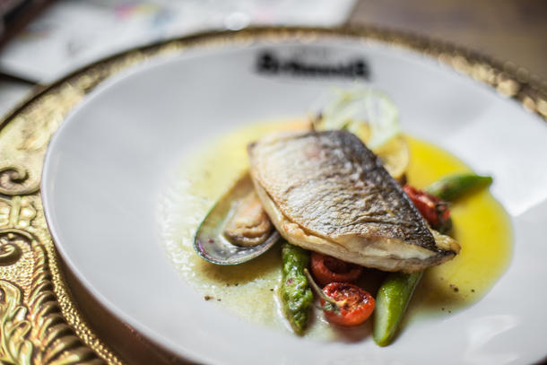 Филе дорадо со спаржей на подушке из картофельного пюре с трюфельным маслом