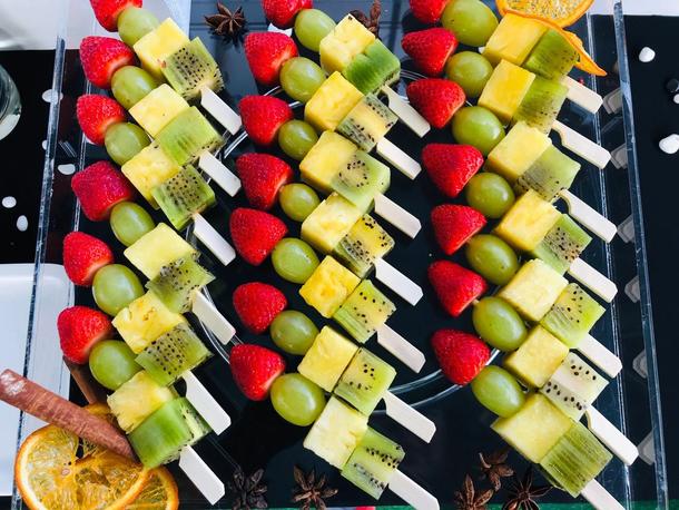Сочные фрукты на шпажке
