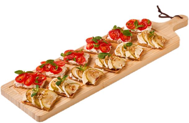 Брускетты на круассане «Томат - страчателла» и «Груша - камамбер»