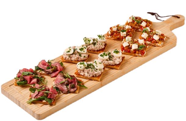 Брускетты на круассане «Печеный перец», «Тунец» и «Ростбиф»