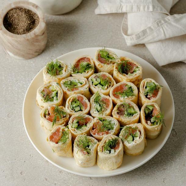 Блинные рулетики с лососем