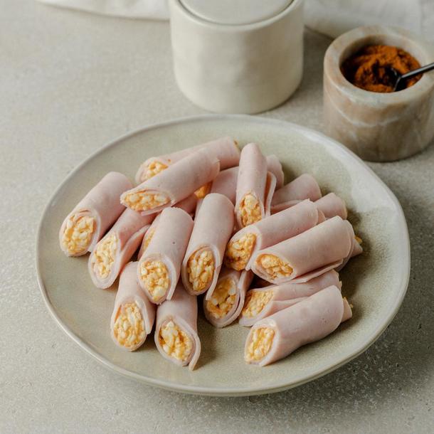 Рулетики с ветчиной, сыром и чесноком