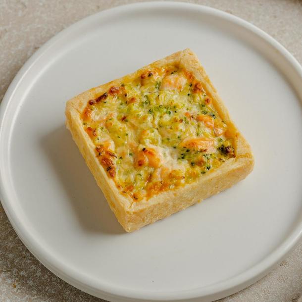 Мини-киш с лососем и брокколи