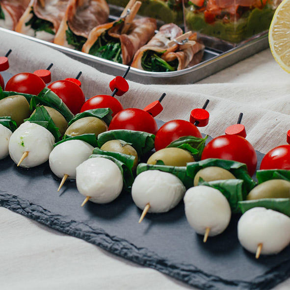 Черри с моцареллой, базиликом и фаршированной оливкой Черри с моцареллой, базиликом и фаршированной оливкой