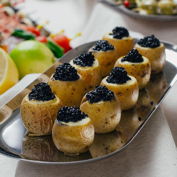 Картофель с икрой палтуса и взбитым сыром Картофель с икрой палтуса и взбитым сыром