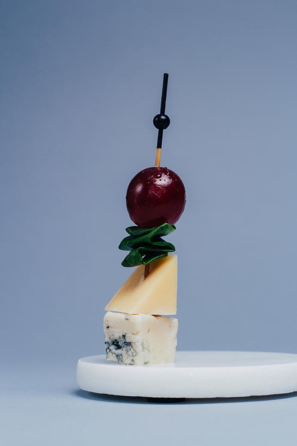 Сыры с жареным виноградом и базиликом Сыры с жареным виноградом и базиликом