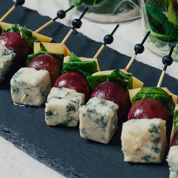 Сырное ассорти с жареным виноградом и базиликом Сырное ассорти с жареным виноградом и базиликом