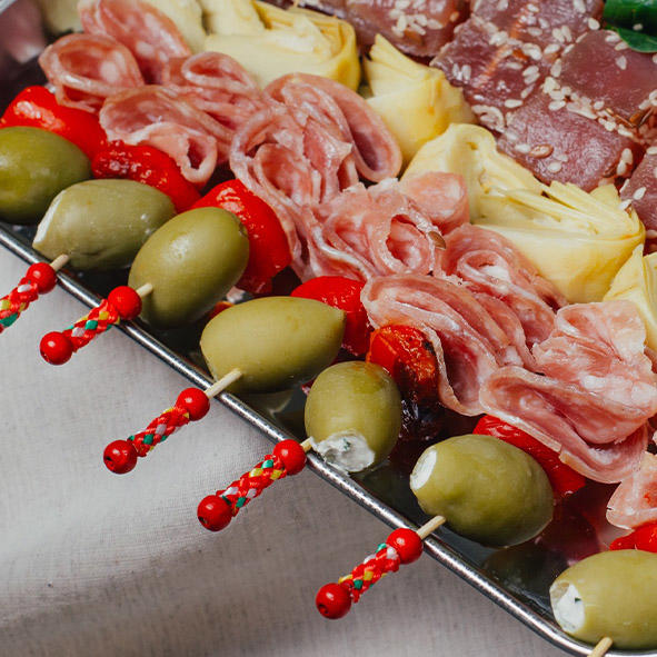 Салями с артишоком, печеным перцем и фаршированной оливкой Салями с артишоком, печеным перцем и фаршированной оливкой