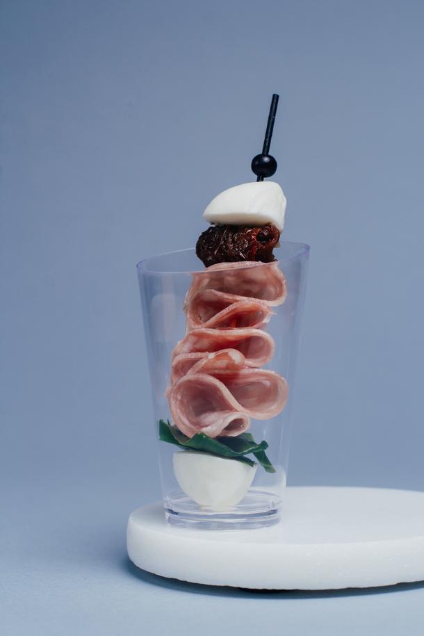 Салями с моцареллой, базиликом и вяленым томатом Салями с моцареллой, базиликом и вяленым томатом