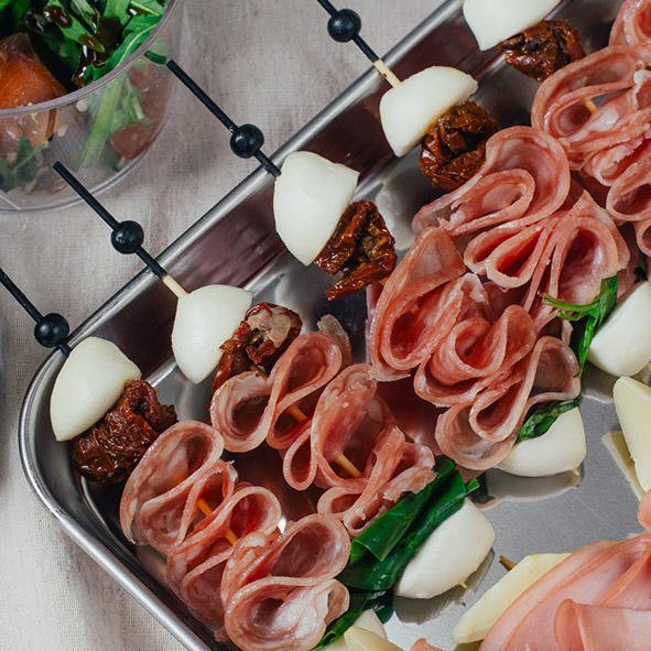 Салями с моцареллой, базиликом и вяленым томатом Салями с моцареллой, базиликом и вяленым томатом