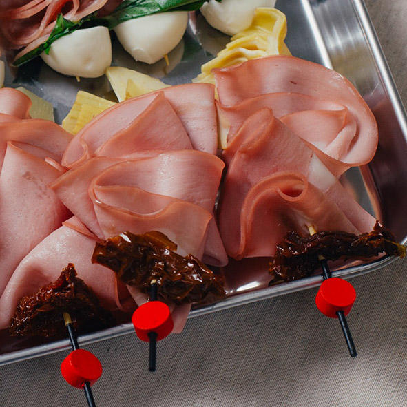 Мортаделла с артишоком и вяленым томатом