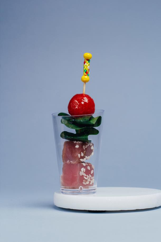 Слабосоленый тунец с томатом кимчи и шпинатом Слабосоленый тунец с томатом кимчи и шпинатом