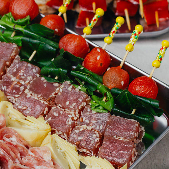 Малиновый тунец с томатом кимчи и шпинатом Малиновый тунец с томатом кимчи и шпинатом