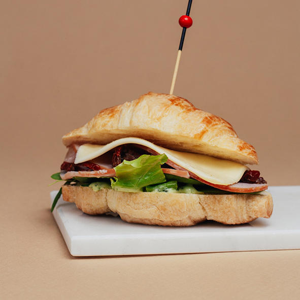 Мини круассан с ветчиной, сыром и вялеными томатами