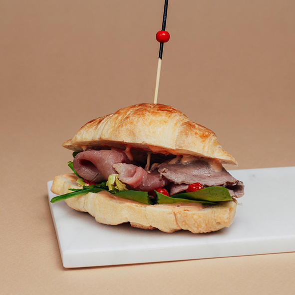 Мини круассан с ростбифом и печеным перцем