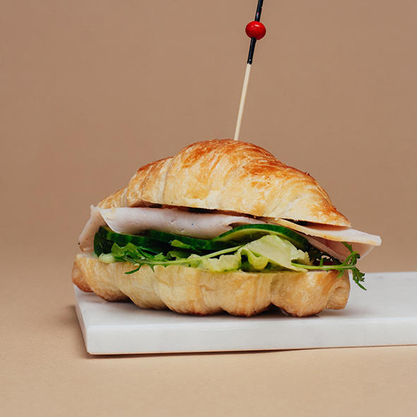 Мини круассан с индейкой и огурцом