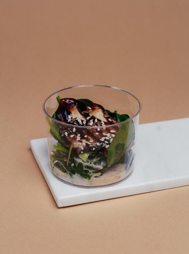 Салат с чуккой, угрем и ореховым соусом Салат с чуккой, угрем и ореховым соусом