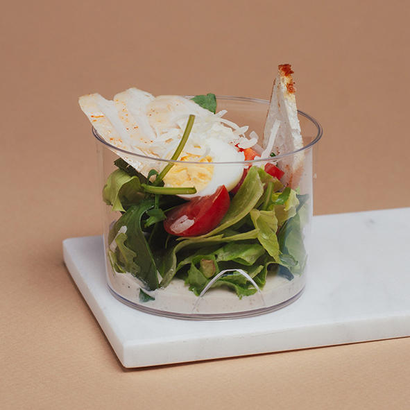 Цезарь с куриным филе и перепелиным яйцом Цезарь с куриным филе и перепелиным яйцом