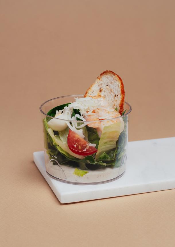 Цезарь с креветками и перепелиным яйцом Цезарь с креветками и перепелиным яйцом