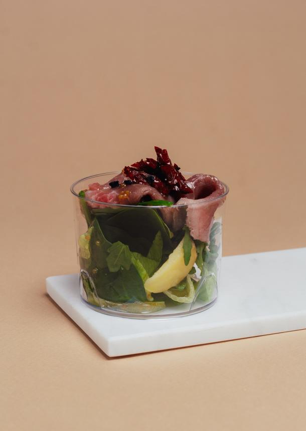 Салат с ростбифом, картофелем и вялеными томатами Салат с ростбифом, картофелем и вялеными томатами