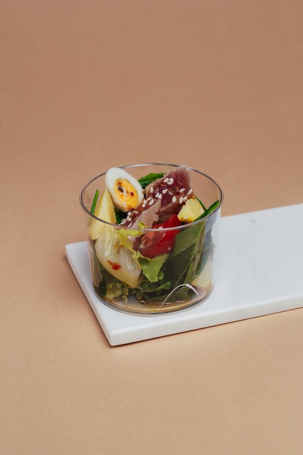 Салат с обжаренным тунцом, черри и картофелем Салат с обжаренным тунцом, черри и картофелем