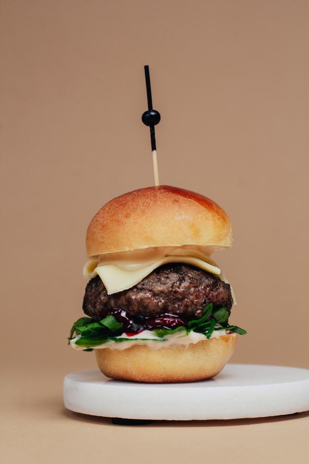Мини бургер с говядиной и вишневым соусом Мини бургер с говядиной и вишневым соусом