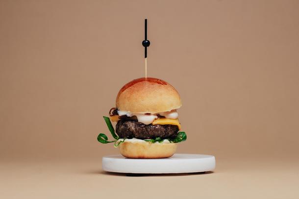 Мини бургер с говядиной и луковым конфитюром