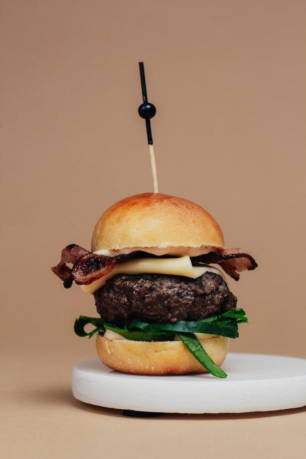 Мини бургер с говядиной и беконом Мини бургер с говядиной и беконом