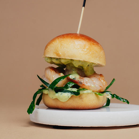 Мини бургер с креветками и сливочным песто