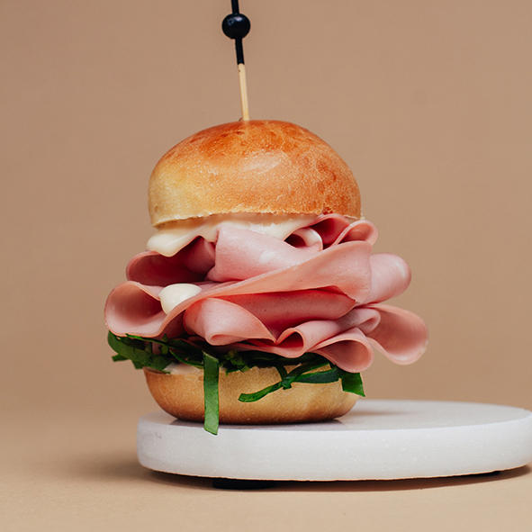 Мини бургер с мортаделлой и соусом пармезан Мини бургер с мортаделлой и соусом пармезан