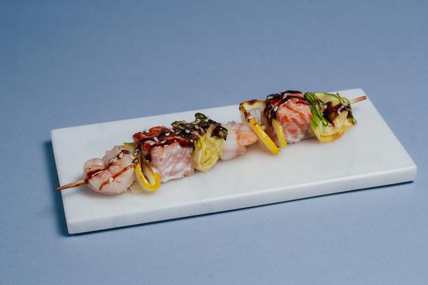 Шашлычок с лососем, креветкой и цукини Шашлычок с лососем, креветкой и цукини