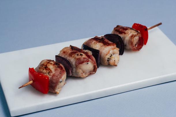 Шашлычок из куриной грудки в беконе с овощами Шашлычок из куриной грудки в беконе с овощами