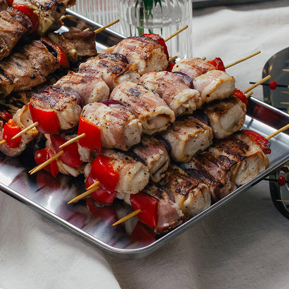 Шашлычок из куриной грудки в беконе с овощами Шашлычок из куриной грудки в беконе с овощами