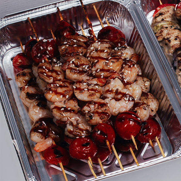 Шашлычок из тигровых креветок с томатами черри