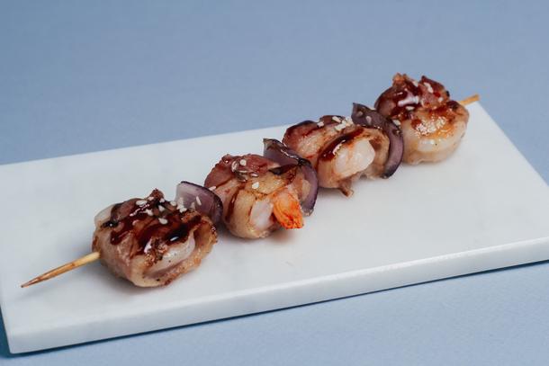 Шашлычок из тигровых креветок в беконе Шашлычок из тигровых креветок в беконе