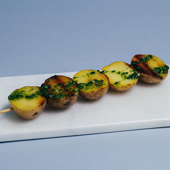 Шашлычок из мини картофеля с соусом песто Шашлычок из мини картофеля с соусом песто