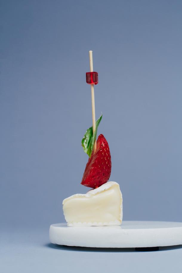 Камамбер с клубникой и базиликом