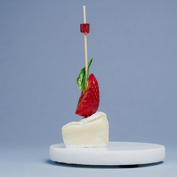 Камамбер с клубникой и базиликом Камамбер с клубникой и базиликом