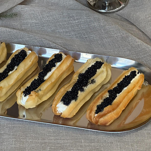 Мини эклер с черной икрой палтуса и кремом из масляной рыбы