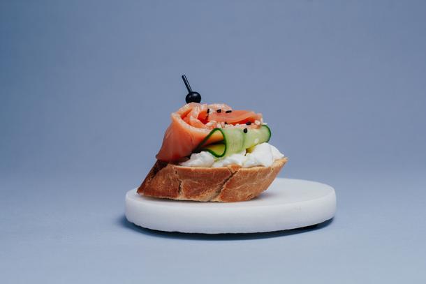 Брускетта с лососем и сливочным сыром