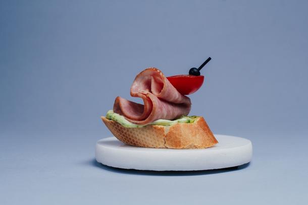 Брускетта с ветчиной и сливочным песто