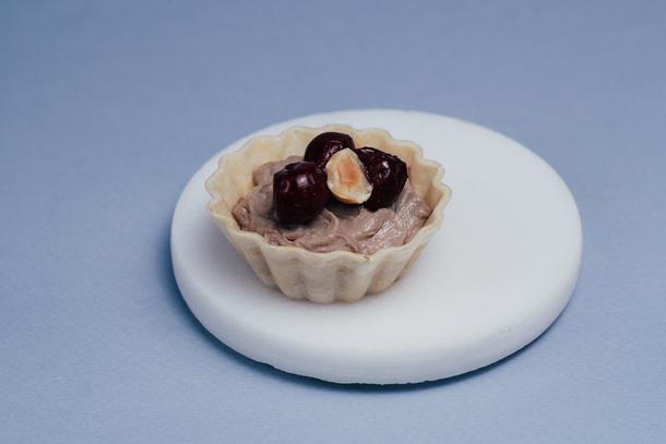 Тарталетка с куриным паштетом и вишневым соусом