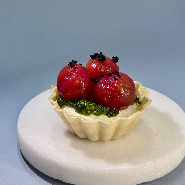 Тарталетка с печеными томатами и взбитым сыром